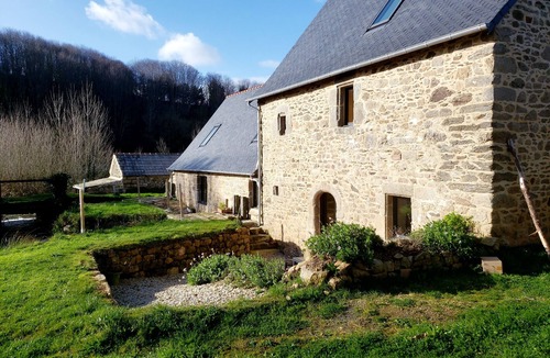 Plougoulm House | Le moulin l'évêque traditionally renovated between sea and countryside