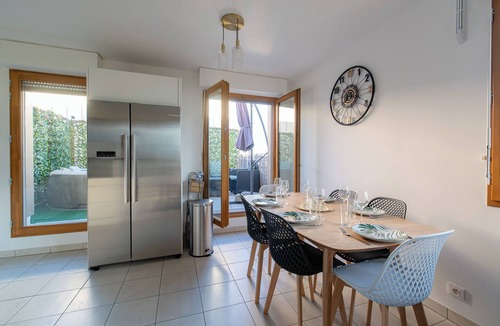 Saint-Denis Apartment | LE PETIT SESAME L' évasions cosy jacuzzi terrace wifi parking 2 steps stadiumDF