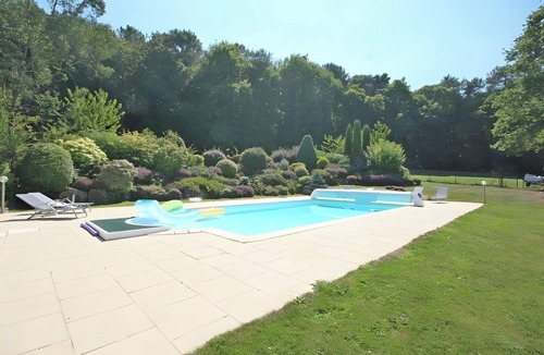 Saint-Jacut-les-Pins Bed & Breakfast | Le Pilori – Violine Room with Shared Terraces, Garden, and Pool