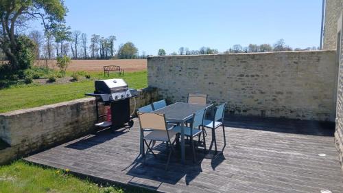 Longues-sur-Mer House | Le Pressoir, maison en pierres rénovée, au calme, grand jardin, vue dégagée sur les champs, belle terrasse, 3 chambres, 2 sdb, 2 WC, parking privé, 5 kms de Bayeux et 7 kms plage d'Arromanches au coeur des plages du débarquement