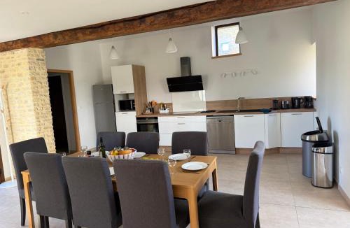 Longues-sur-Mer House | Le Pressoir, maison en pierres rénovée, au calme, grand jardin, vue dégagée sur les champs, belle terrasse, 3 chambres, 2 sdb, 2 WC, parking privé, 5 kms de Bayeux et 7 kms plage d'Arromanches au coeur des plages du débarquement
