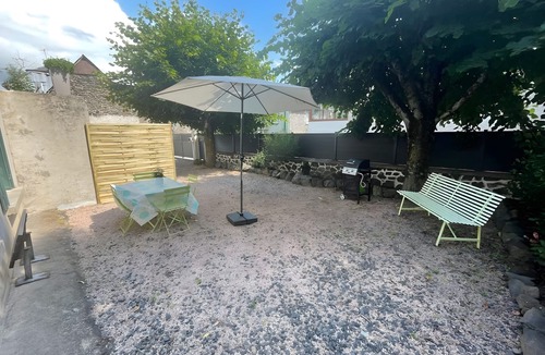 Saint-Nectaire House | Le Puy d’Eraigne: peaceful, cool apartment with terrace and optional garage on request