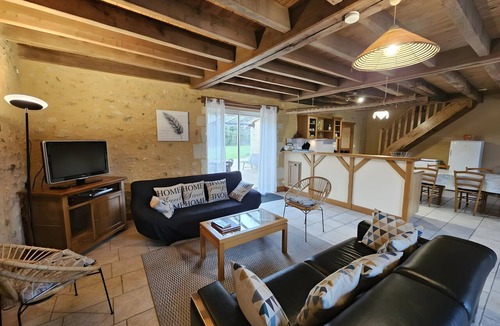 Lusignan House | Le Refuge des Oiseaux: Shared Terrace, Private Garden & Wi-Fi in Lusignan