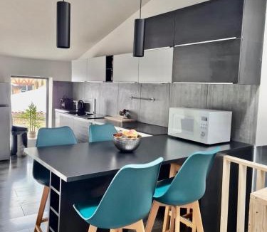 Billom Apartment | Le refuge médiéval - Appartement climatisé perché sous les toits de Billom