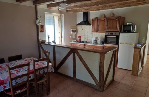 Territoires Vendomois House | Le Relais de la Billette is a village house with an enclosed courtyard and a garden.