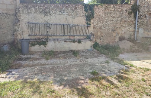 Territoires Vendomois House | Le Relais de la Billette is a village house with an enclosed courtyard and a garden.