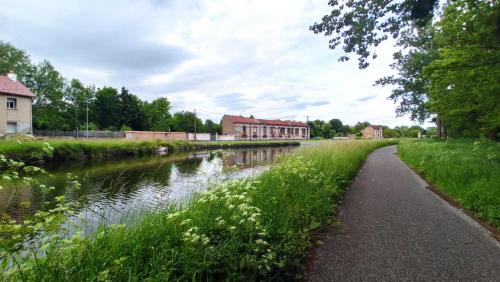 Ecuisses Apartment | le relais Perrusson, Bed and breakfast et camping à la tuilerie