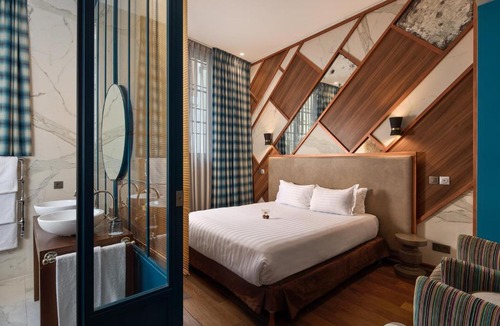 Hopital Saint-Louis Hotel | Le Robinet d'Or Paris Canal Saint Martin