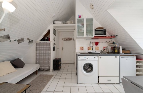Plouharnel Apartment | “Le Studio Du Dolmen” Apartment in Plouharnel with Balcony
