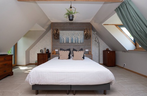 Theix-Noyalo Bed & Breakfast | Le Val sans Retour, Calzac Moulin B&B with Treehouse Terrace