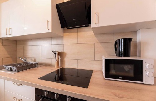 Saint-Charles du Port Apartment | Le Vert Calme - Two-Bedroom Apartment in the Heart of Downtown & Netflix