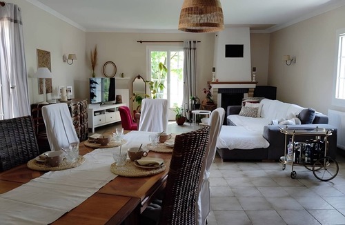 Saint-Pourcain-sur-Besbre Bed & Breakfast | Les Chambres D’Anel - La Besbre: Guest Rooms with Pool, Terrace and Wi-Fi