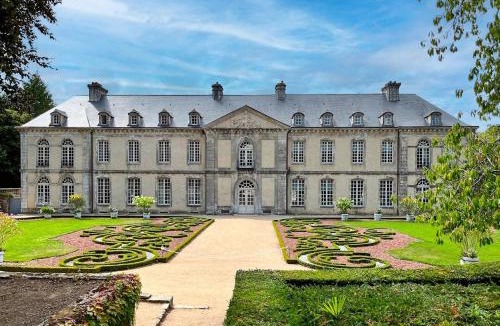 Valognes House | Les Calèches de l'Hôtel de Beaumont - Calme - Wifi - TheGoodBnb