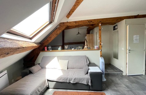 Bayeux Apartment | Les combles de l Aure Grand studio cosy confortable classé 3 étoiles centre Bayeux 2 mn à pied cathédrale proche plages du débarquement