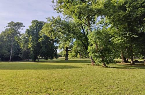 Le Subdray Apartment | Les communs du Château du Sollier - Charme Calme Confort Climatisation - à 5mn du péage de Bourges à la campagne - stationnement privé - Panette Collection