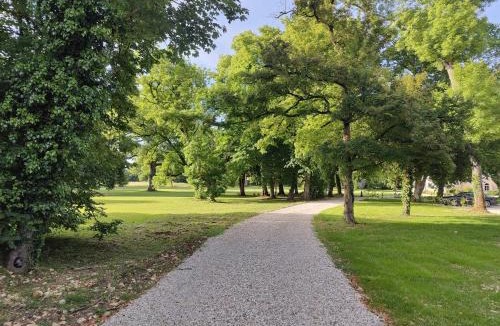 Le Subdray Apartment | Les communs du Château du Sollier - Charme Calme Confort Climatisation - à 5mn du péage de Bourges à la campagne - stationnement privé - Panette Collection