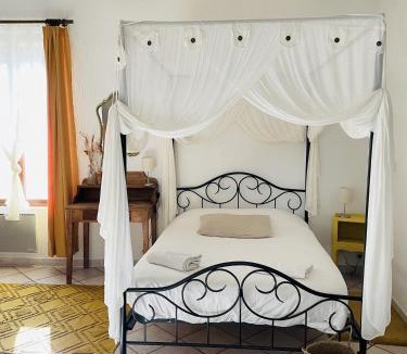 Saint-Julien-d'Arpaon Bed & Breakfast | Les Copains à Bord - chambres d'hôtes et roulottes