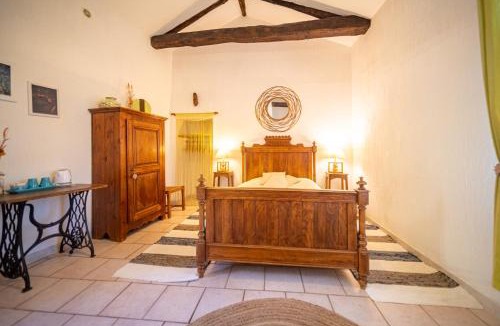 Saint-Julien-d'Arpaon Bed & Breakfast | Les Copains à Bord - chambres d'hôtes et roulottes