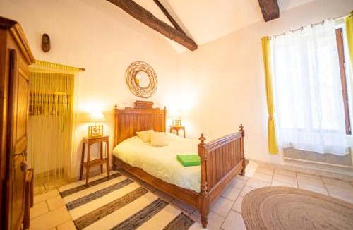 Saint-Julien-d'Arpaon Bed & Breakfast | Les Copains à Bord - chambres d'hôtes et roulottes