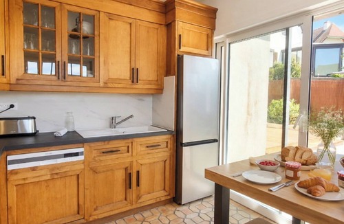 Villerville House | Les Embruns - 5-minute walk from the beach - Sleeps 10 - Villerville