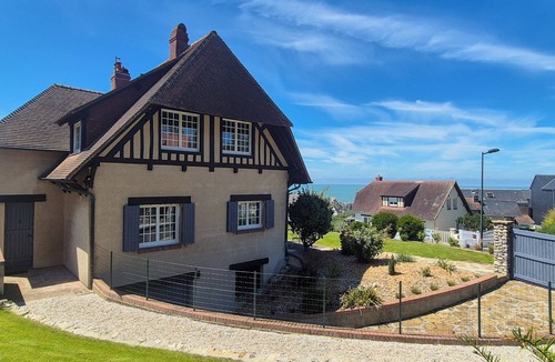 Villerville House | Les Embruns - 5-minute walk from the beach - Sleeps 10 - Villerville