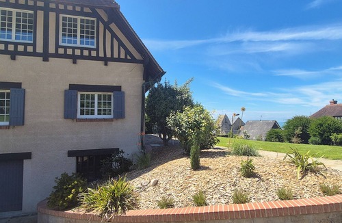 Villerville House | Les Embruns - 5-minute walk from the beach - Sleeps 10 - Villerville