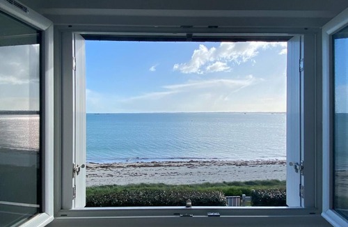 Plouneour-Trez House | Les pieds dans l'eau. privileged location with direct access to the beach.