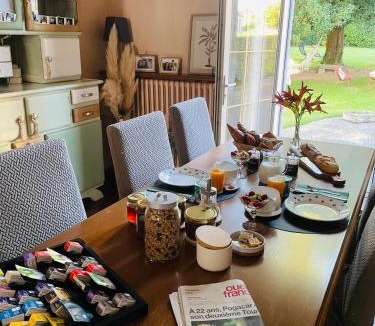 Pontmain Bed & Breakfast | Les Hirondelles de la villa des roses