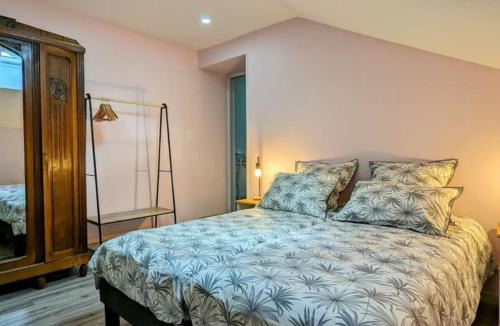 Thierville-sur-Meuse Apartment | Les Loges de Véro - Duplex - Entièrement climatisé - Rénové en 2024 - Classé 3 étoiles - Parking privé - Garage vélos et motos - 1 chambre et 1 canapé convertible - À 5 min du centre de Verdun - Boulangerie et petite restauration à proximité