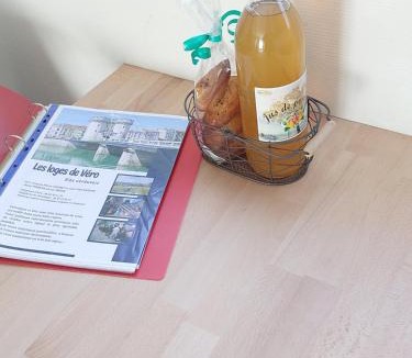 Thierville-sur-Meuse Apartment | Les Loges de Véro - Duplex - Entièrement climatisé - Rénové en 2024 - Classé 3 étoiles - Parking privé - Garage vélos et motos - 1 chambre et 1 canapé convertible - À 5 min du centre de Verdun - Boulangerie et petite restauration à proximité