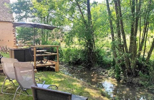 Jars House | Les Plançons, riverside terrace near Sancerre vineyards