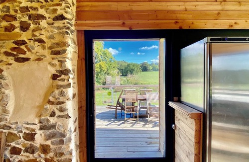 Nuille-sur-Vicoin House | Les Prés Grand Lodge - Wooden drying shed in the countryside
