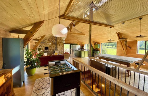 Nuille-sur-Vicoin House | Les Prés Grand Lodge - Wooden drying shed in the countryside