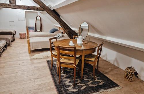 Savins Hostel | Lit simple en dortoir climatisé