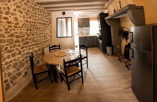 Champs House | Location Saisonnière en Pierre à 2 pas de la Forêt Avec Terrasse Privative