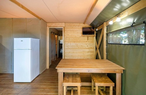 Lesperon RV Rental | Lodge 4 with Shared Pool, Private Terrace and Shared Garden
