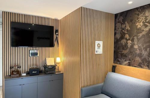 Saint-Laurent-dAndenay House | Lodge avec Spa extérieur privé en option et mini-ferme sur place
