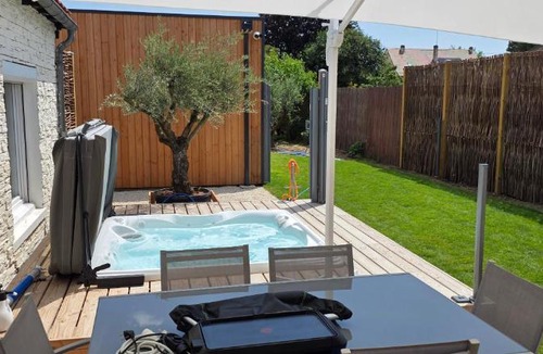 Cepoy Cabin | Lodge avec piscine chauffée privative et ou Studio avec son SPA, SAUNA HAMAMM privatifs