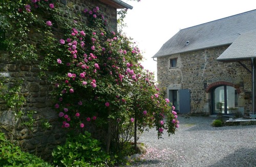 Lucq-de-Bearn Cottage | Lodging rated 4 stars NN, with swimming pool, in an old Bearnaise farm