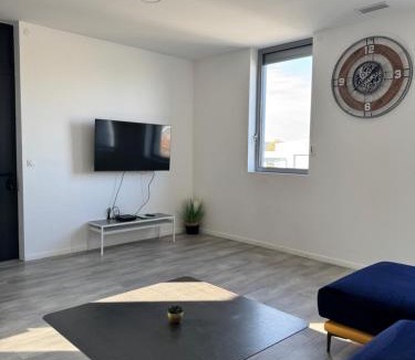 Saint-Symphorien-d'Ozon Apartment | Loft épuré avec parking privé.