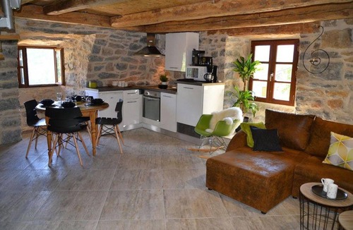 Mostuejouls Apartment | Loft Cocoon: Mountain View & Private Jacuzzi in Mostuéjouls
