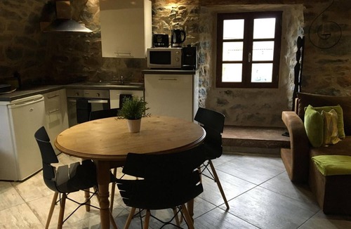 Mostuejouls Apartment | Loft Cocoon: Mountain View & Private Jacuzzi in Mostuéjouls