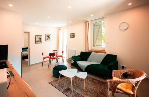Aix-les-Bains City Center Apartment | Logement 5 Charming 2-room apartment, city center + parking space