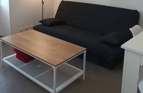 Commentry Apartment | Logement avec une chambre et un petit exterieur