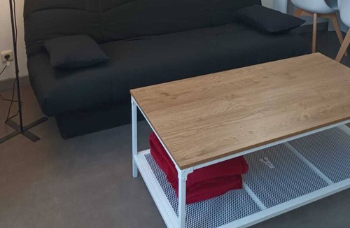 Commentry Apartment | Logement avec une chambre et un petit exterieur