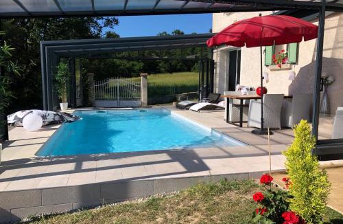 Estivareilles Apartment | logement avec vue panoramique SPA sauna et la piscine chauffée de début avril à fin octobre