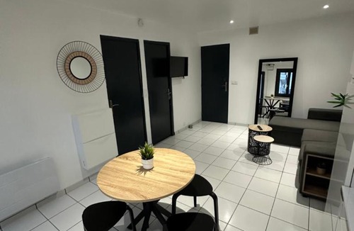 Pont-du-Chateau Apartment | Logement cosy avec balcon