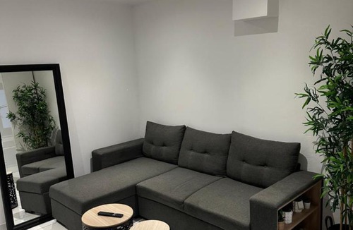 Pont-du-Chateau Apartment | Logement cosy avec balcon