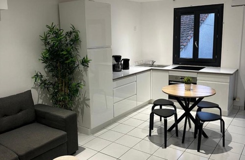 Pont-du-Chateau Apartment | Logement cosy avec balcon
