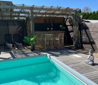 Saint-Dolay House | Logement cosy avec piscine et jacuzzi privatifs